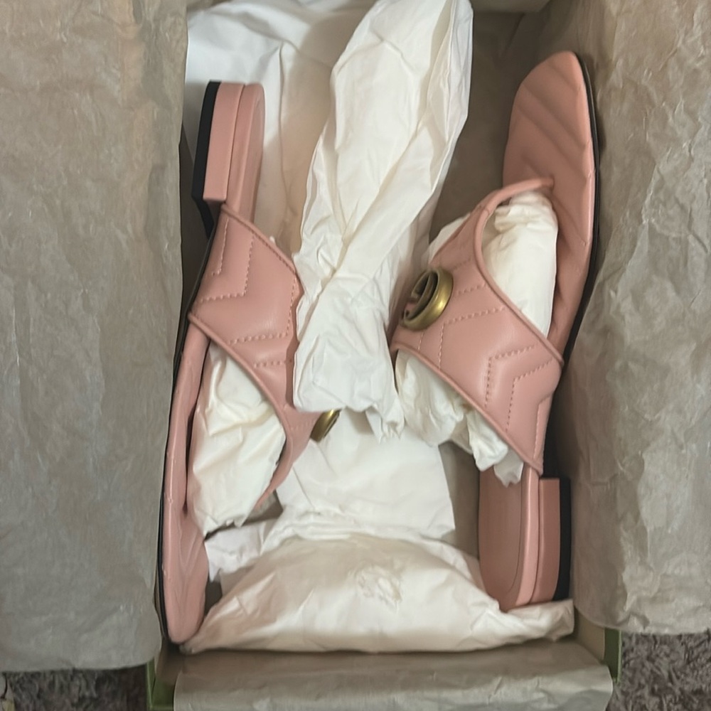 Gucci
Double G leather sandals